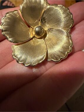 Vintage Emmons Gold Tone Flower Brooch